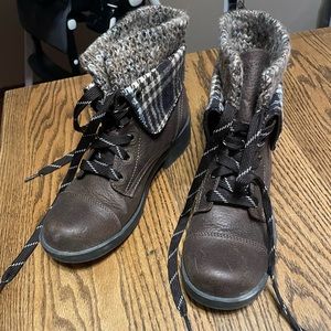 Naturals boots, size 9 barely worn.